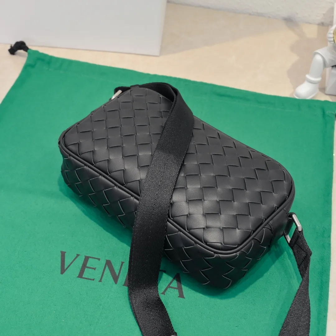 Batch 1480 BV lntrecciato woven leather crossbody bag. The zipper opens and closes, and the space is too large. It meets the daily needs of going out on the street. There are no problems with mobile phones 📱 wallets 👛 power bank 🔋. The weaving process is used, and the texture of the upper body 🔝 is very high-end. Style number: 7100 Size: 25*7.5
